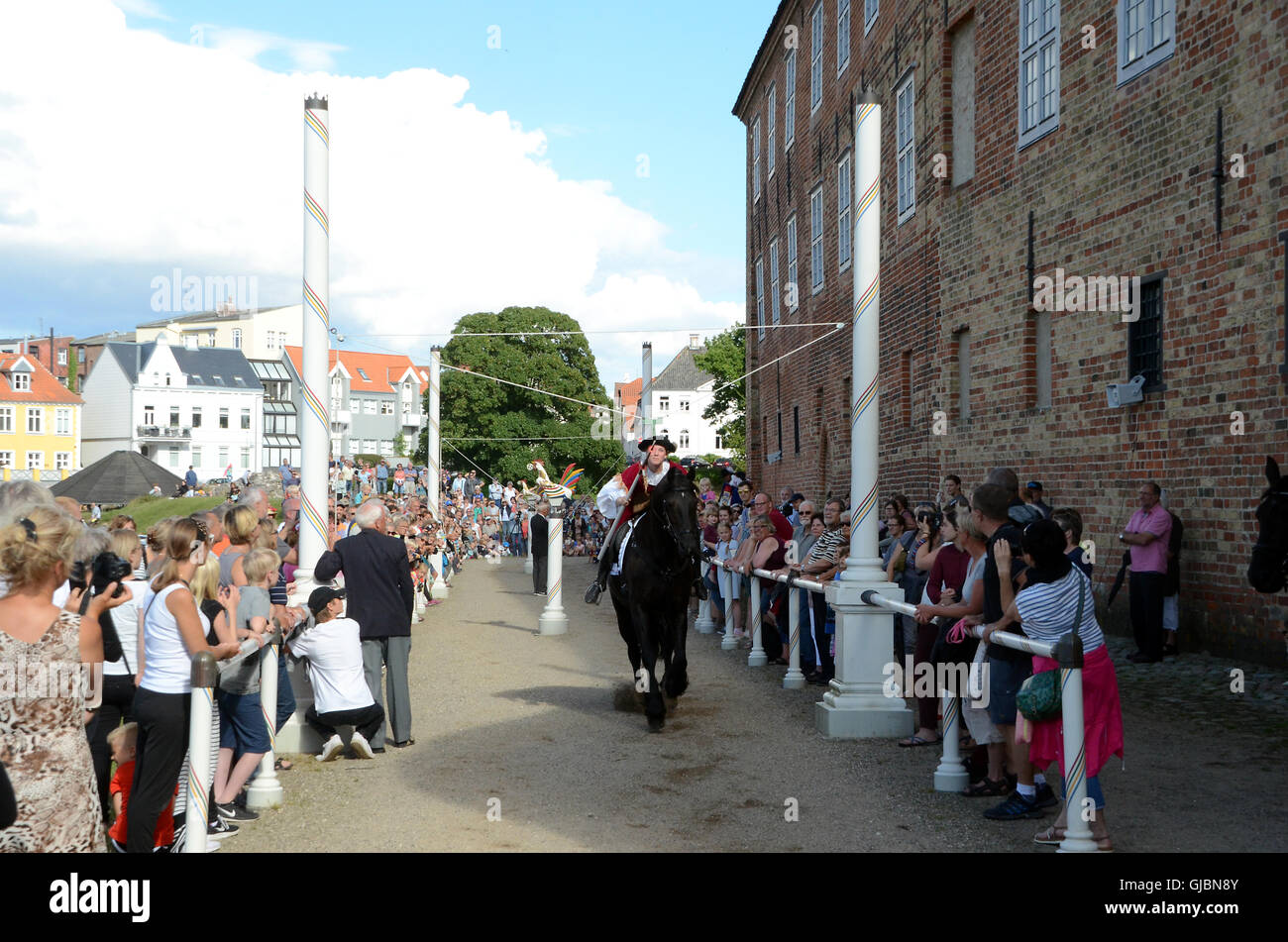 Il pilota storico concorso presso il castello di Sønderborg in Danimarca. Da un cavallo al galoppo, un pilota deve prendere un anello con una lancia. Foto Stock