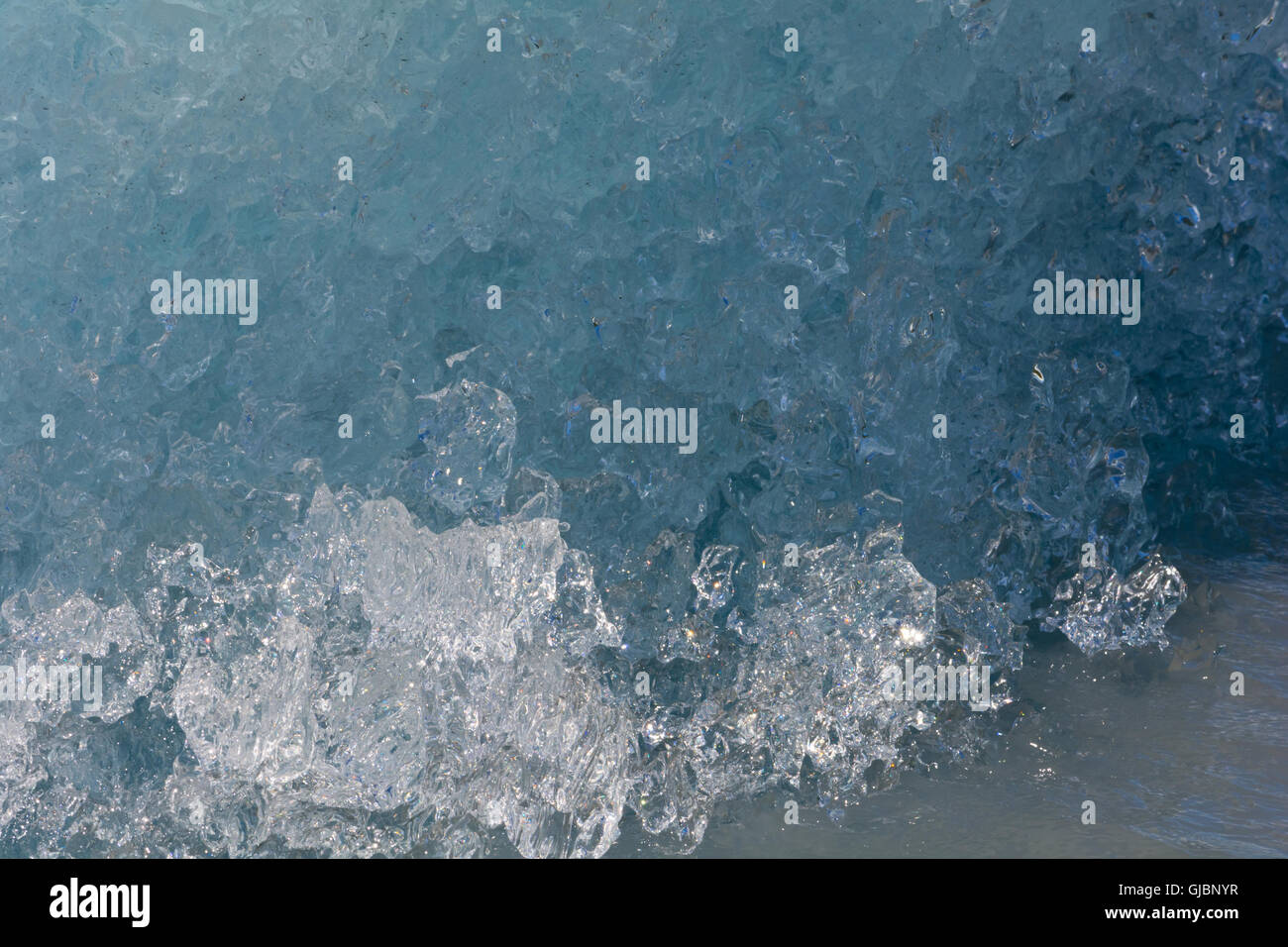 L'arrotondamento e la morbidezza di un iceberg di fusione è visibile in questo close-up dell'immagine. Foto Stock