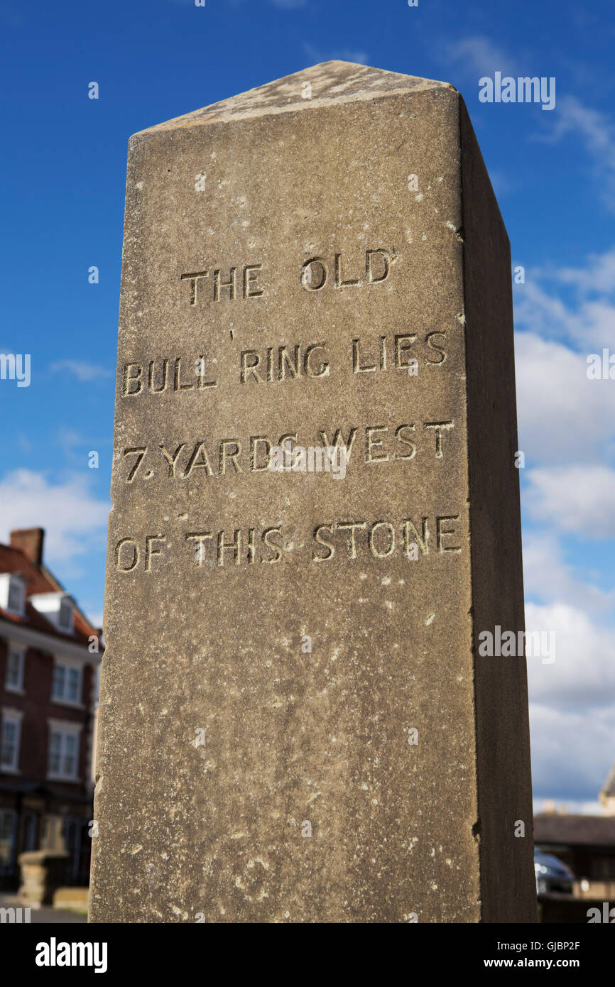 Un obelish inscritto con la posizione di Bull Ring a Malton, North Yorkshire, Regno Unito. Foto Stock