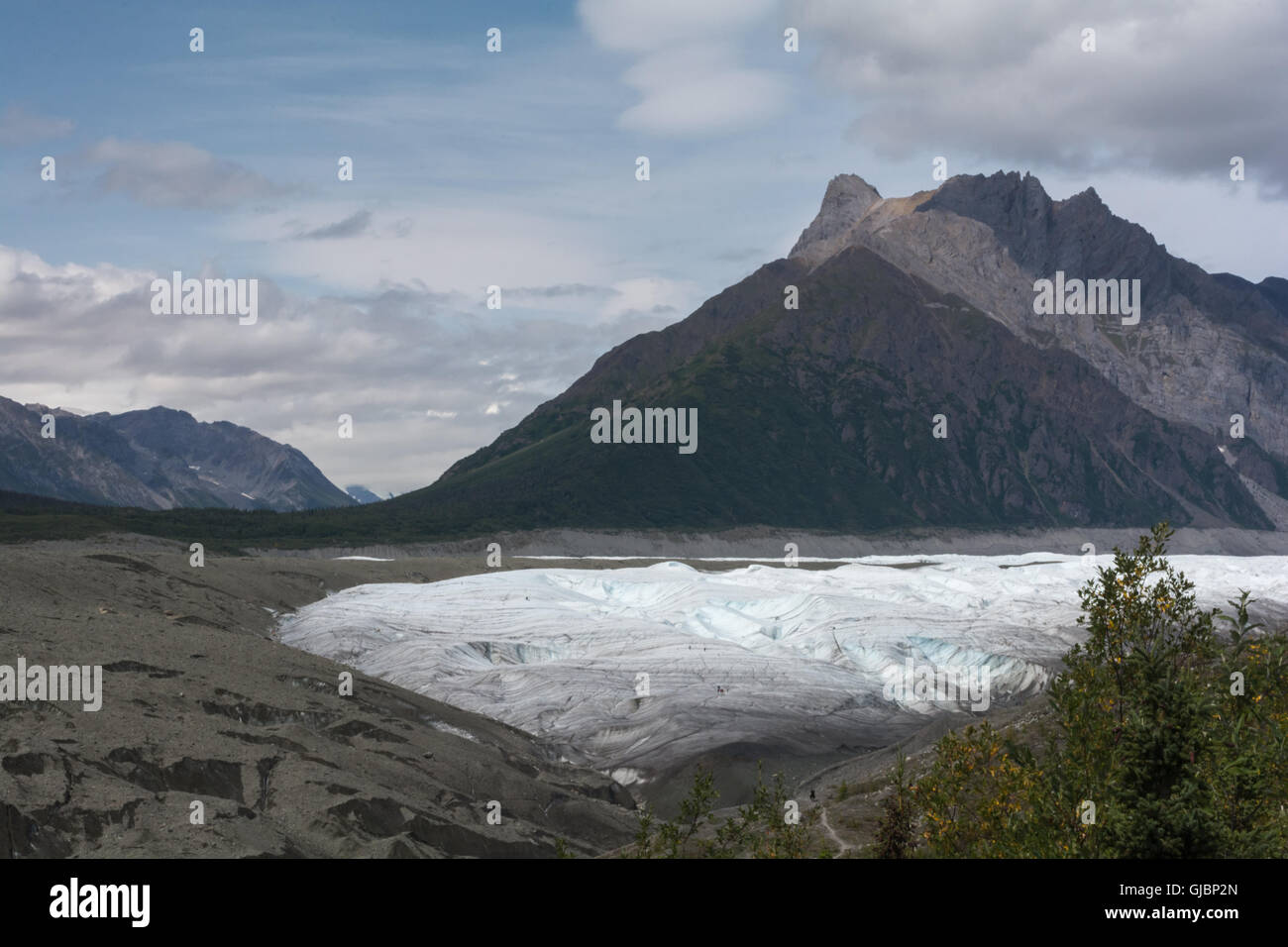 Onde di ghiaccio contrassegnare la posizione del ghiacciaio di root al di sotto di un alto monte. Foto Stock