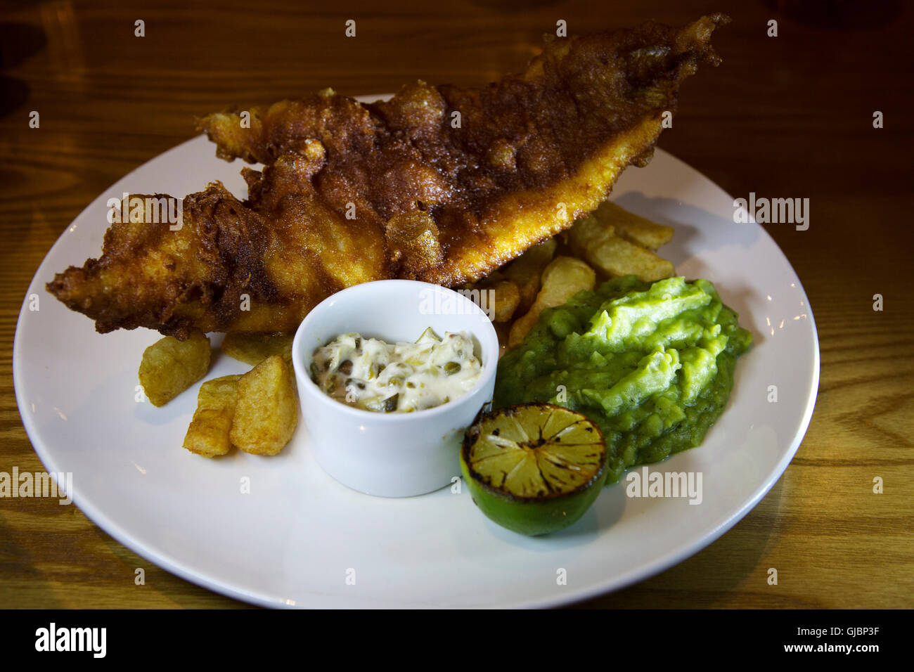 Pesce e Patatine serviti su una piastra a Malton, North Yorkshire, Regno Unito. Foto Stock