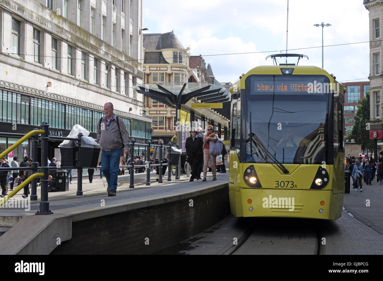 Giallo di Manchester Metrolink Tram Light Railway Shaw via Victoria, in Market Street, City Centre, Greater Manchester North West England, Regno Unito Foto Stock