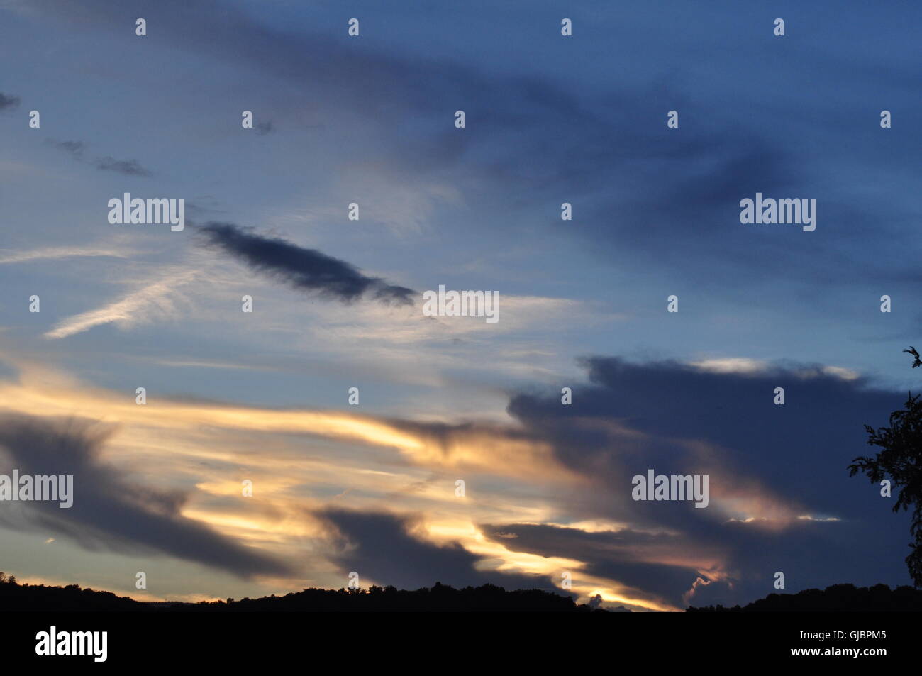 Il cielo sopra la Shenandoah Valley come il sole tramonta su un giorno d'estate. Foto Stock