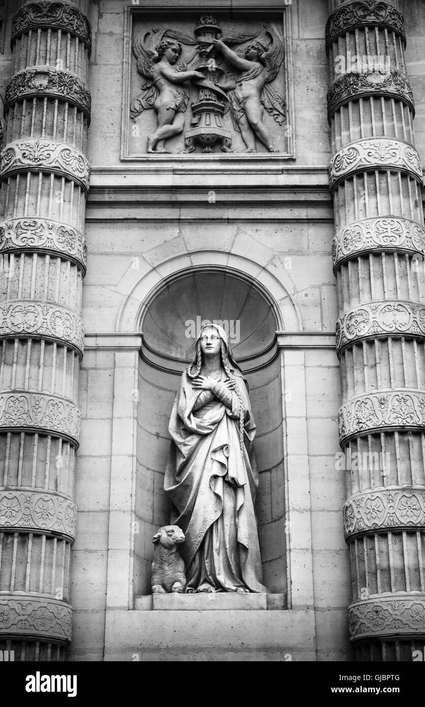 Statua femminile ad ingresso a Saint-Etienne-du-Mont cattedrale, Parigi Foto Stock