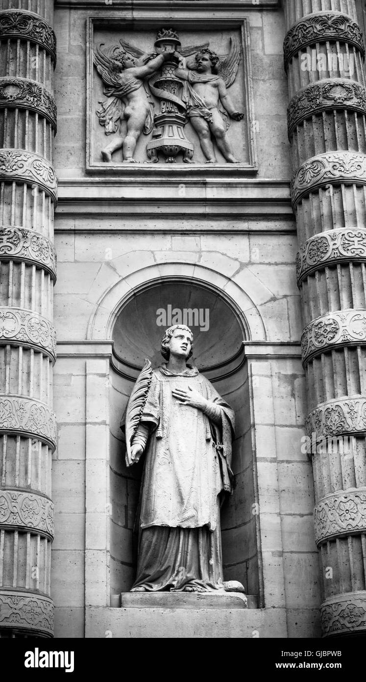 Statua virile ad ingresso a Saint-Etienne-du-Mont cattedrale, Parigi Foto Stock