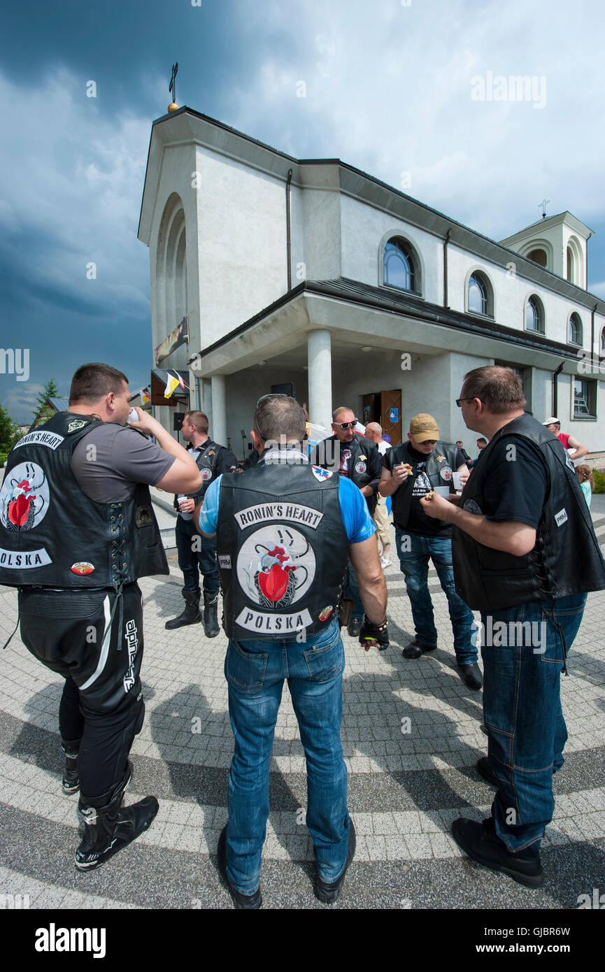 I membri di una moto club il supporto di un evento esterno e un picnic organizzato dalla chiesa cattolica di Poplawy, Mazovia, Polonia. Foto Stock