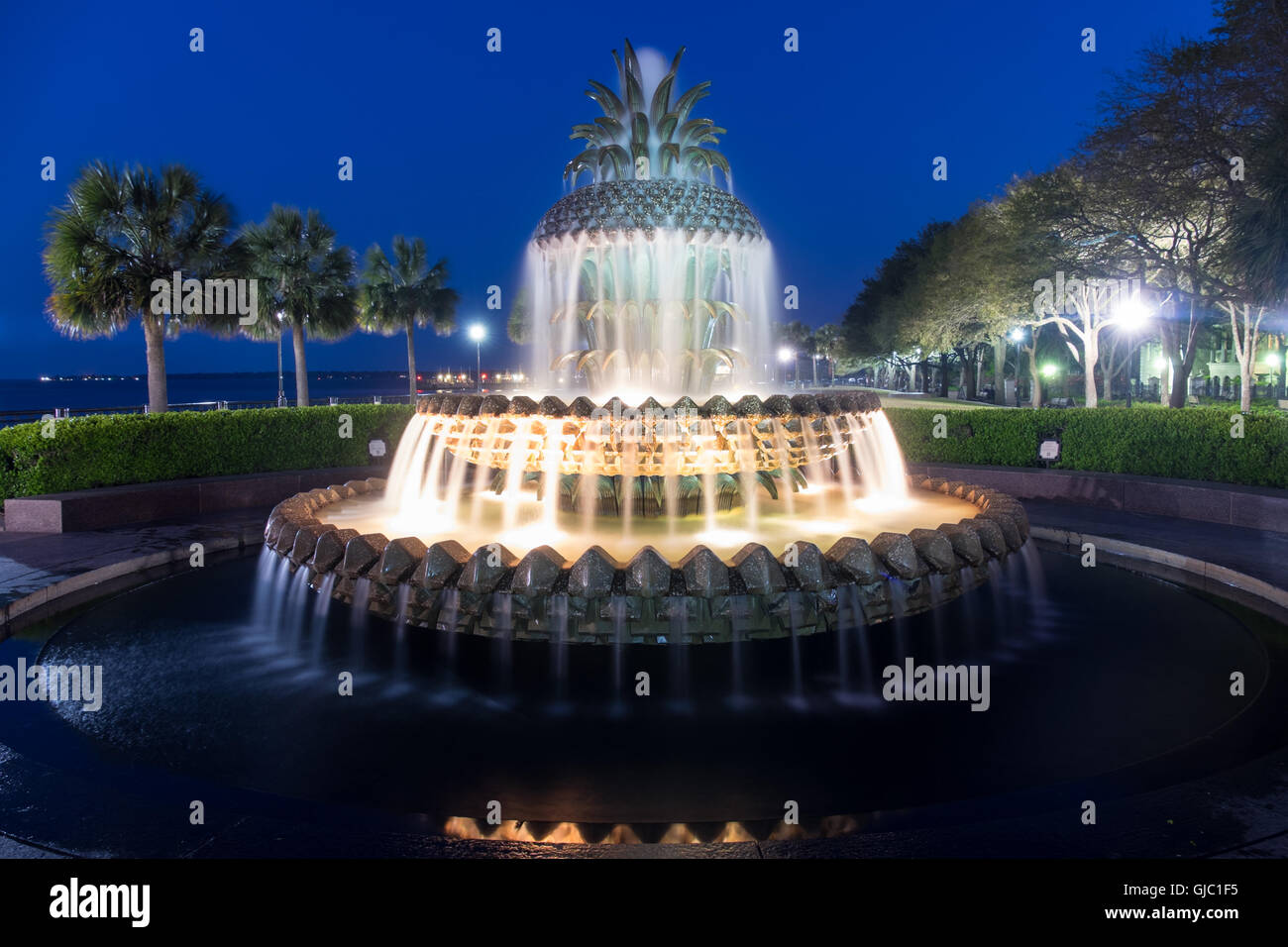 Fontana di ananas al crepuscolo, Charleston, Carolina del Sud Foto Stock