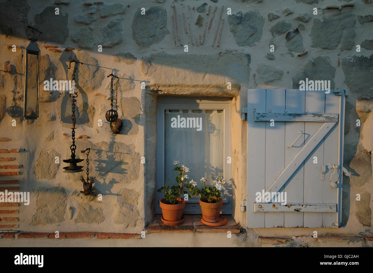 Una visualizzazione classica di una casa colonica francese finestra chiuse Foto Stock