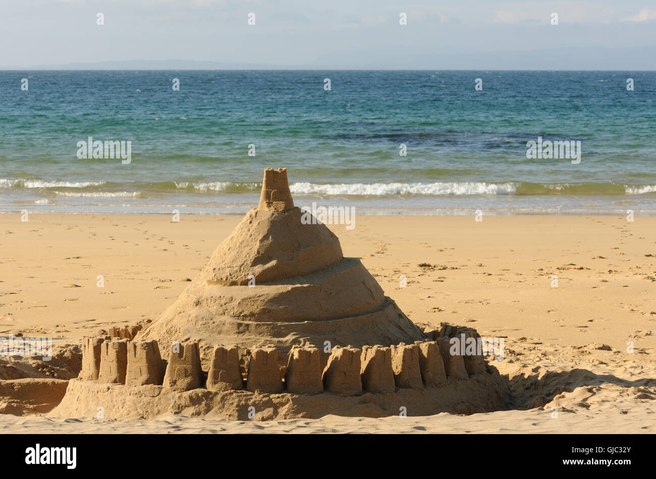 Un gigantesco castello di sabbia sulla spiaggia della Baia di Kiloran. Kiloran Bay, Colonsay, Ebridi Interne, Argyll, Scotland, Regno Unito. 25Jun16 Foto Stock