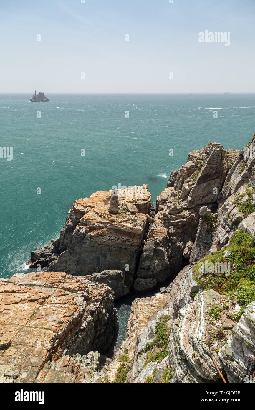 Vista della roccia Sinseon, rocciosa e ripida scogliera e oceano all'Taejongdae Resort Park a Busan, in Corea del Sud. Foto Stock