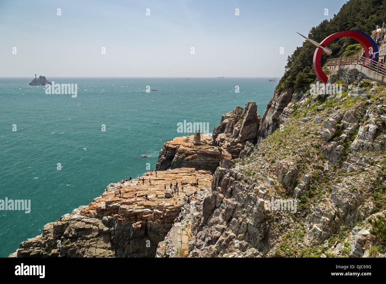 Vista della roccia Sinseon, rocciosa e ripida scogliera e oceano all'Taejongdae Resort Park a Busan, in Corea del Sud. Foto Stock