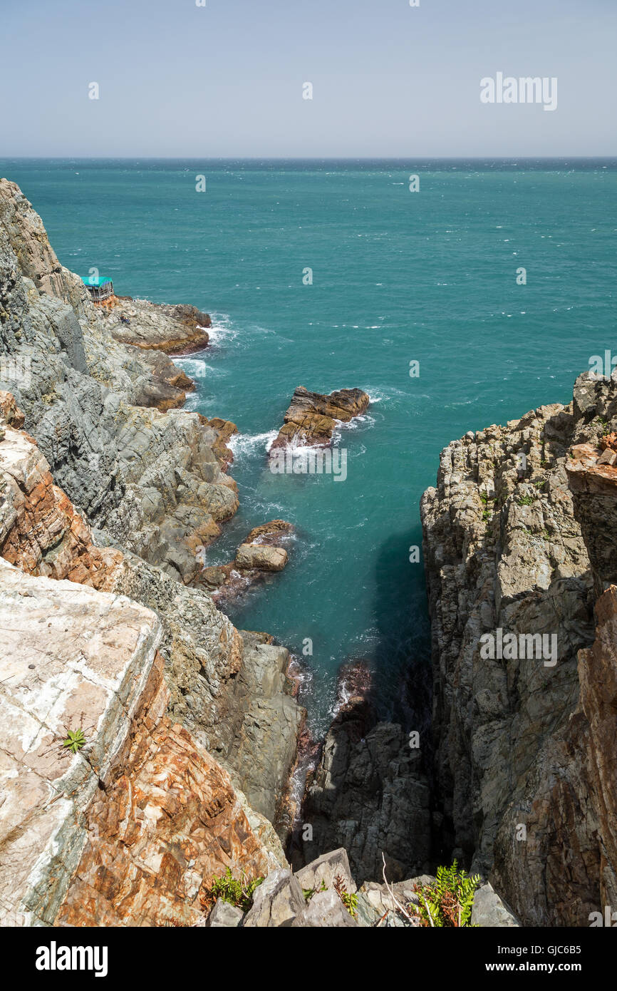 Vista del ripido e roccioso, piccola insenatura e oceano all'Taejongdae Resort Park a Busan, in Corea del Sud. Foto Stock