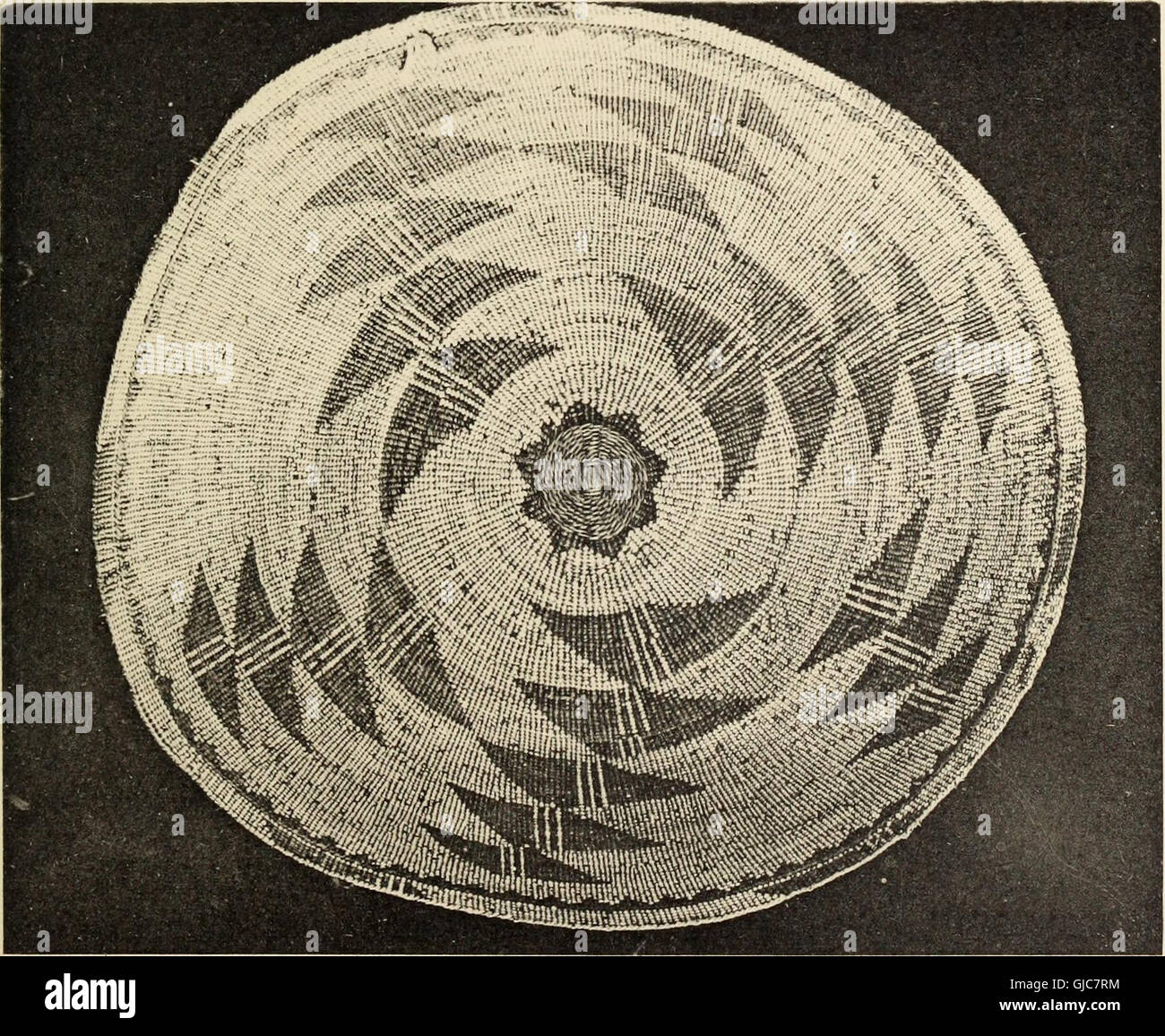 Un'immagine da 'University of California Publications in American Archaeology and Ethnology' (1903), una serie di articoli che esplorano l'archeologia e l'etnologia delle culture dei nativi americani, pubblicati dall'Università della California. Foto Stock
