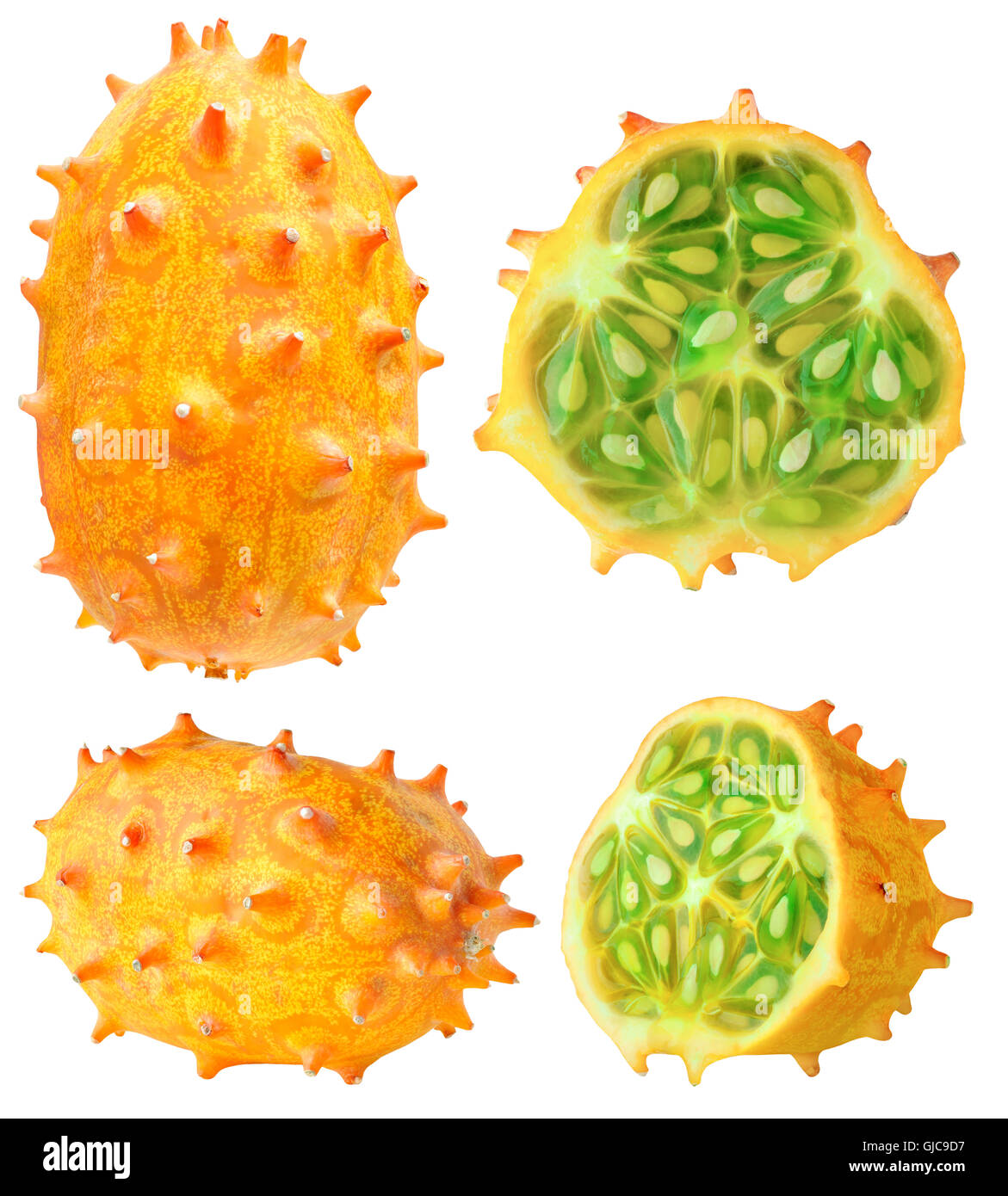 Kiwano isolato. Raccolta di tutto e tagliare cornuto meloni (kiwano) isolato su sfondo bianco con tracciato di ritaglio Foto Stock