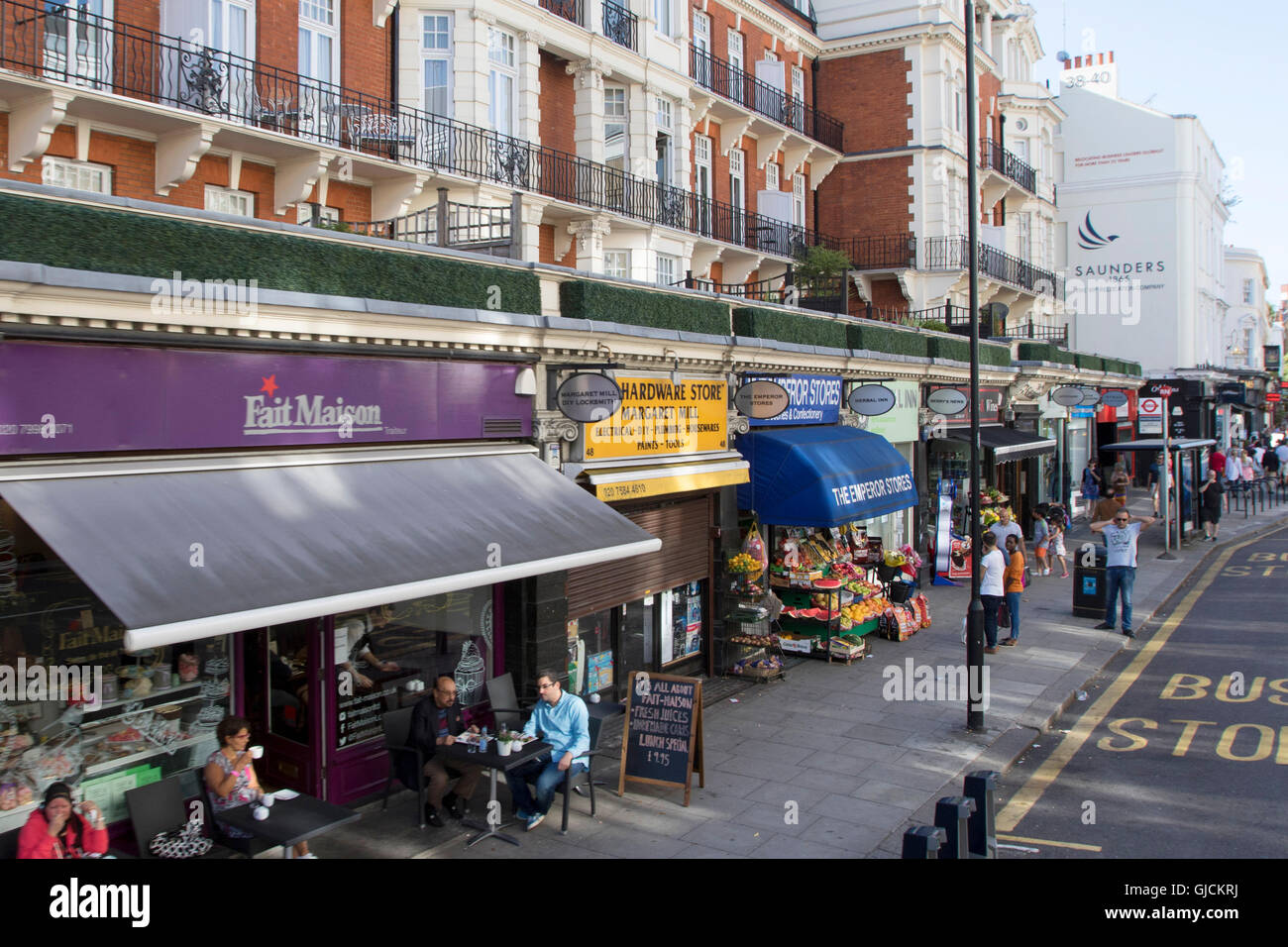 Negozi, strade e ristoranti nel Royal Borough di Kensington e di Chelsea e la City of Westminster maggiore centro di Londra Foto Stock