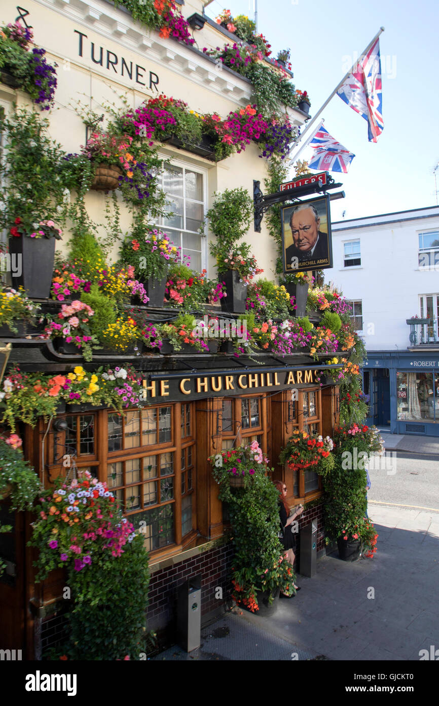 The Churchill Arms pub nel Royal Borough di Kensington e di Chelsea e la City of Westminster maggiore centro di Londra Foto Stock