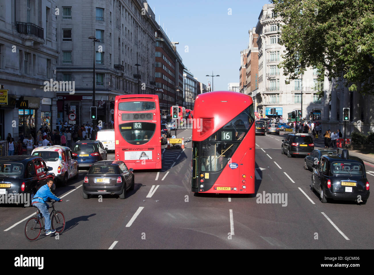 Autobus rossi a Marble Arch W1 road nel centro di Londra passando Great Cumberland Place nel quartiere di Westminster Foto Stock