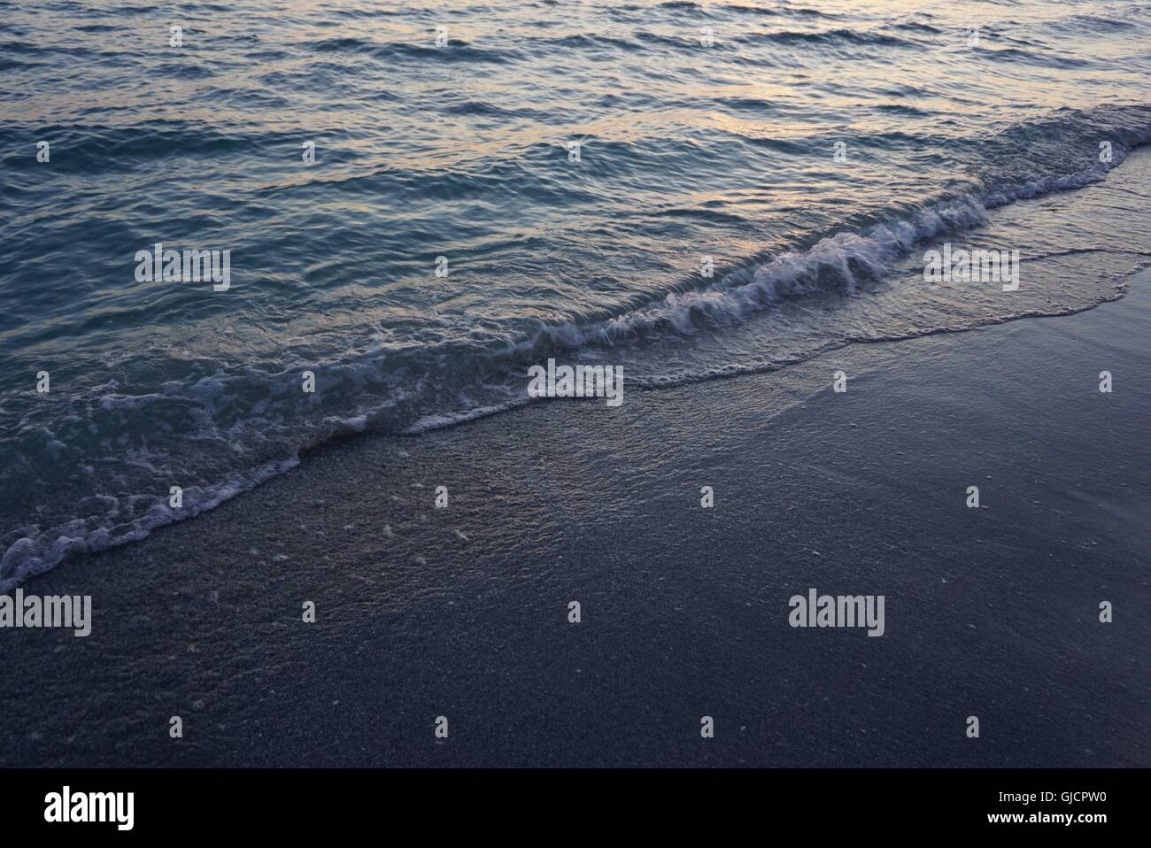 Marea di andare fuori in Clearwater Beach, FL come tramonto Foto Stock