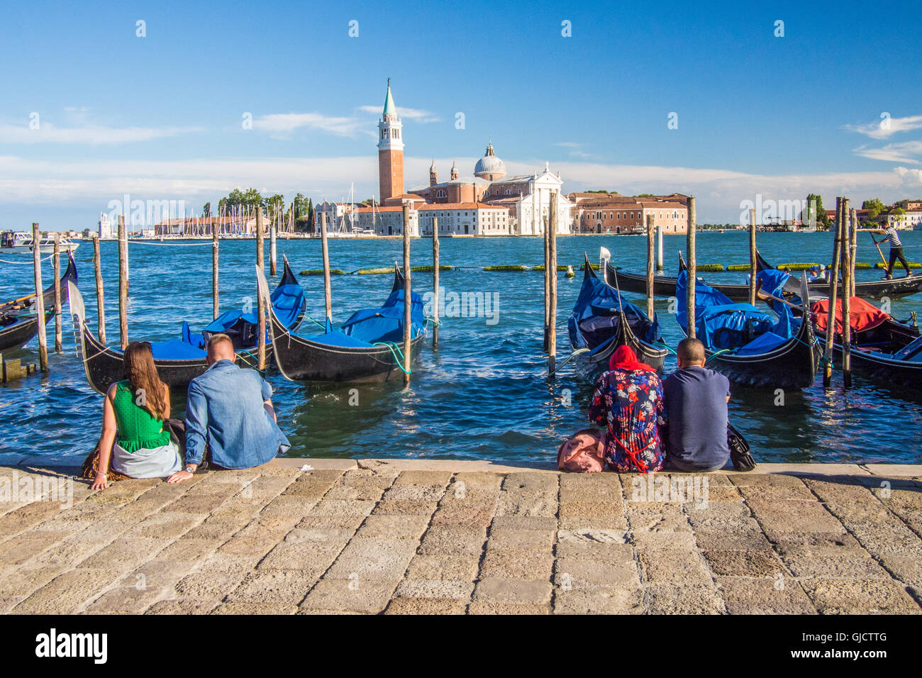 Cercando di fronte all' Isola di San Giorgio Maggiore attraverso il canale della Giudecca, Venezia, Veneto, Italia. Foto Stock