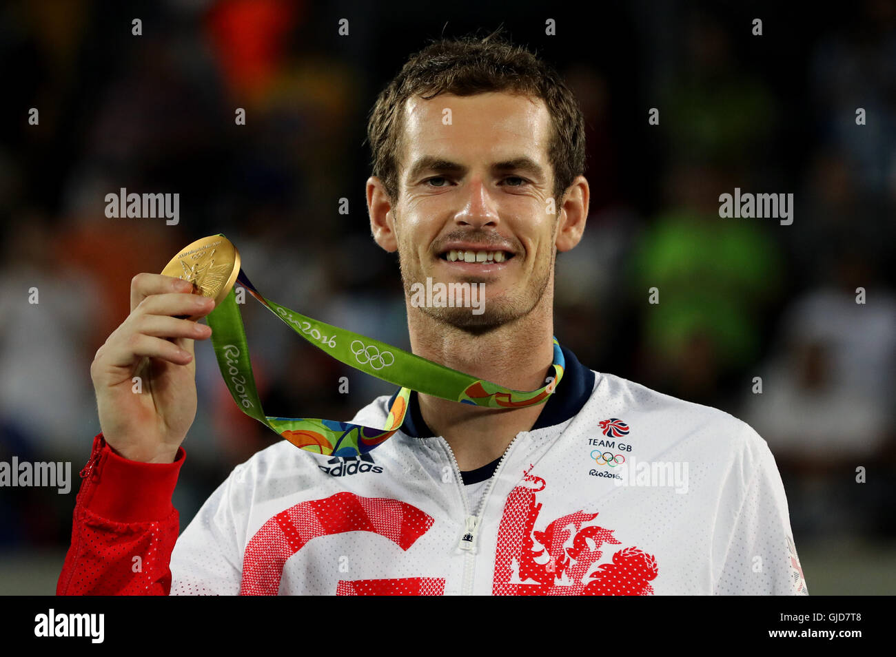 Andy Murray della Gran Bretagna con la sua medaglia d'oro dopo la vittoria  nella finale dei singoli uomini al Centro Olimpico di tennis il nono giorno  dei Giochi Olimpici di Rio, Brasile