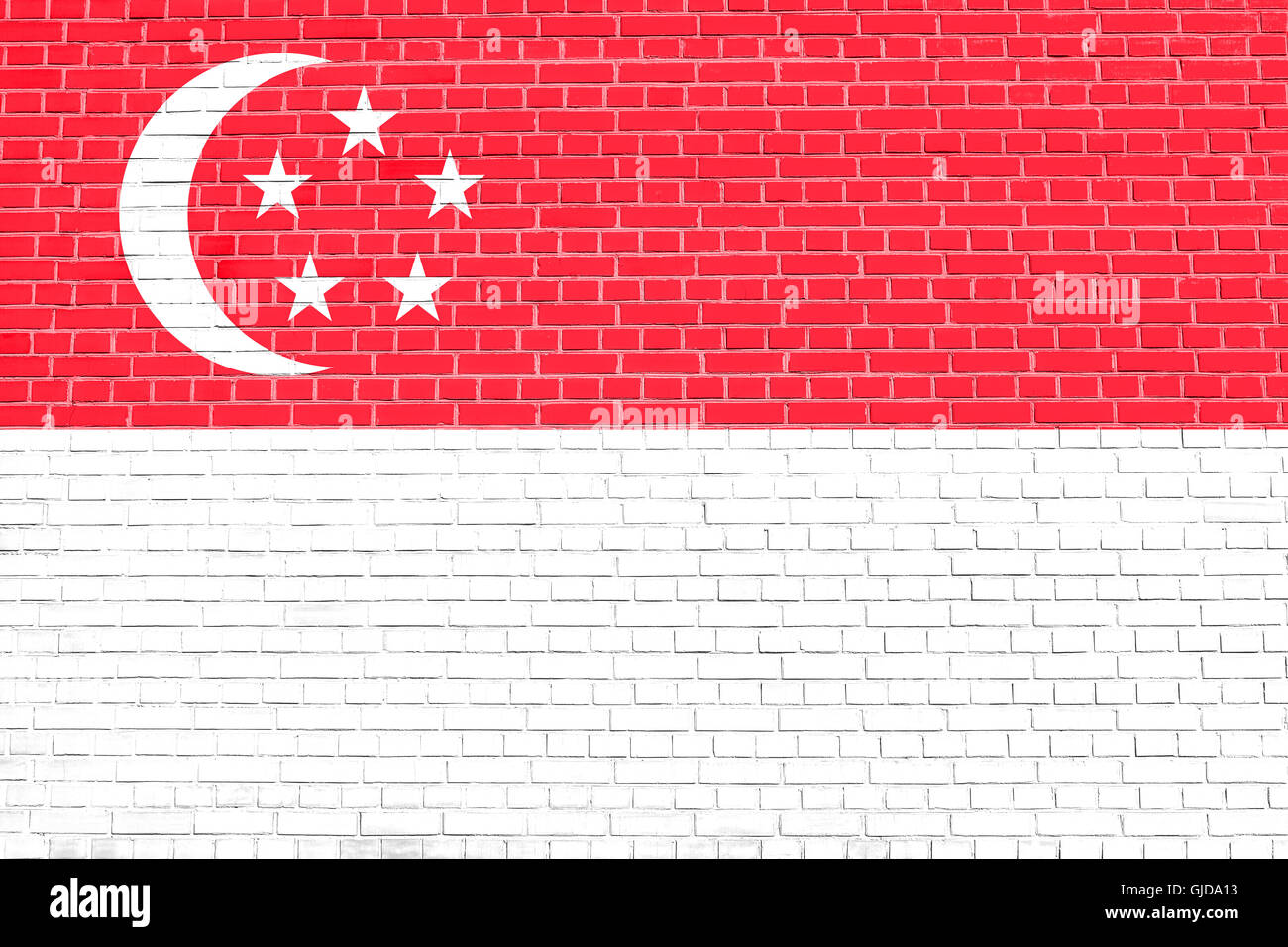 Bandiera di Singapore sul muro di mattoni texture dello sfondo. Singapore bandiera nazionale. Foto Stock