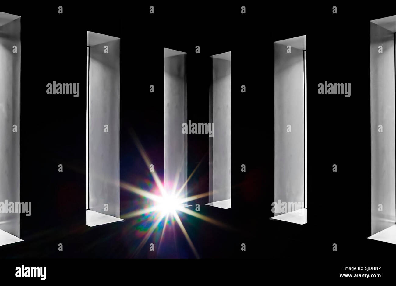 Il sole splende attraverso finestre verticali in questo angolo, Canada. Colonne per plafoniere. Monocromatico stilizzato. Niente persone. Non occupato. Foto Stock