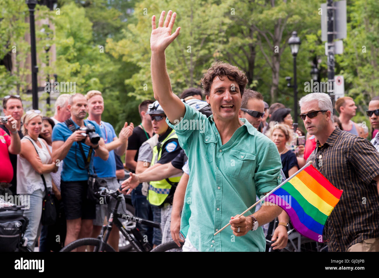 Montreal, Canada. 14 Agosto, 2016. Il primo ministro canadese Justin Trudeau prende parte a Montreal Pride Parade. Credito: Marc Bruxelle/Alamy Live News Foto Stock