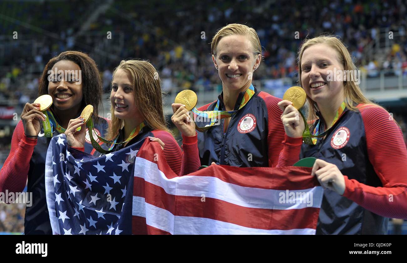 Il team americano di Kathleen Baker, Lilly Re, Dana Vollmer e Simone Manuel tutti gli Stati Uniti con le loro medaglie d oro. Il nuoto. Womens 4 x 100m relè Medley Medal Ceremony. Olympic Aquatics Centre. Parco Olimpico. Rio de Janeiro. Il Brasile. 14/08/2016. Foto Stock