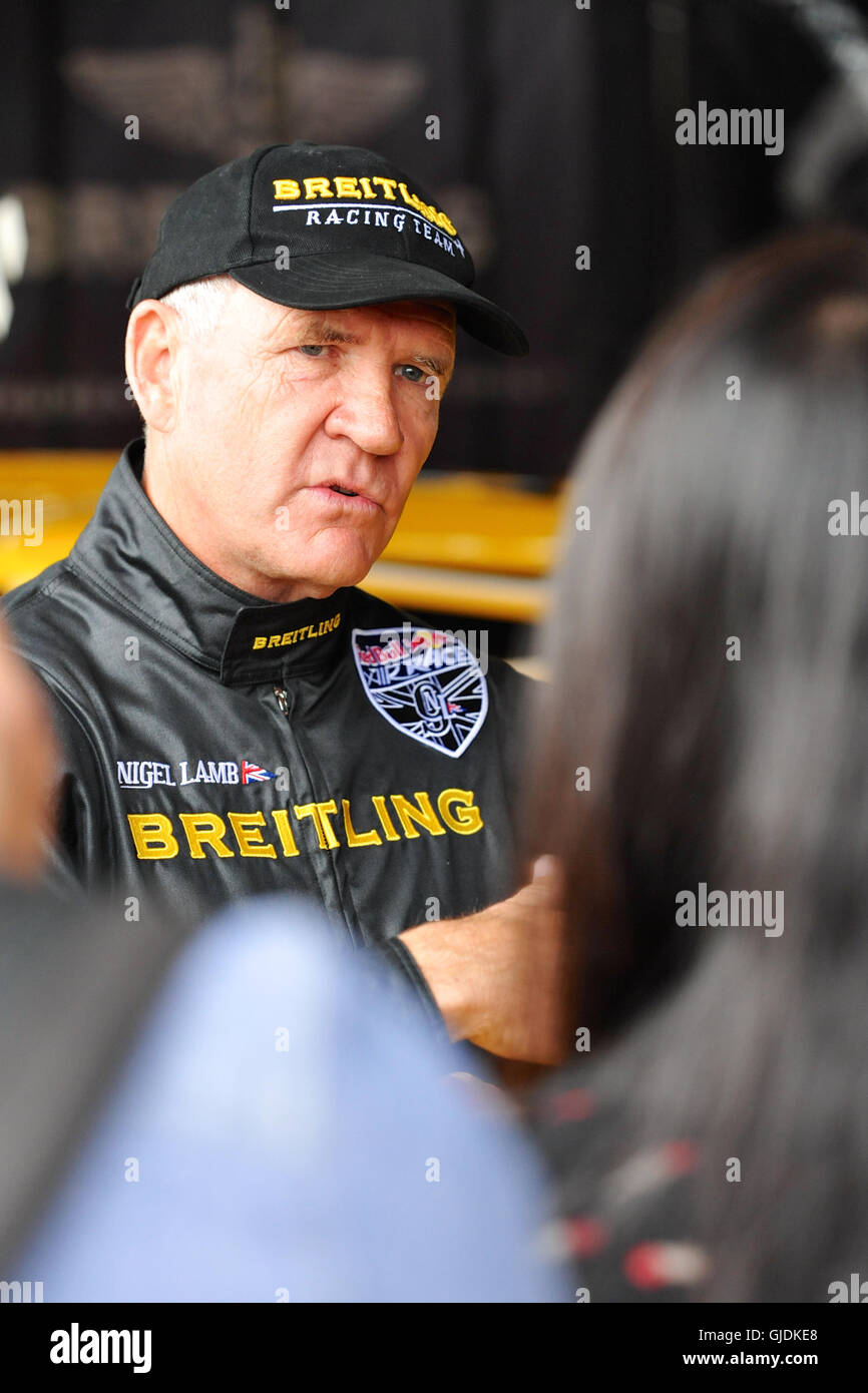 Nigel Lamb (GBR) essendo intervistato poco prima dell'ultimo giorno di racing al Red Bull Air Race, Ascot, Regno Unito. La Red Bull Air Race caratteristiche migliori del mondo gara i piloti in un puro motorsport di concorrenza che combina velocità, precisione e abilità. Usando il più veloce, più agile e leggera piani racing, piloti ha raggiunto velocità di 370 km/h mentre enduring forze fino a 10G come navigare un basso livello di slalom via segnata da 25-metro-alta, riempite di aria tralicci. Il finale di gara i vincitori sono stati Matt Hall (AUS) che presero oro, Matthias Dolderer (GER) che ha conquistato l'argento e Hannes Arch (AUT) che ha preso a Bron Foto Stock