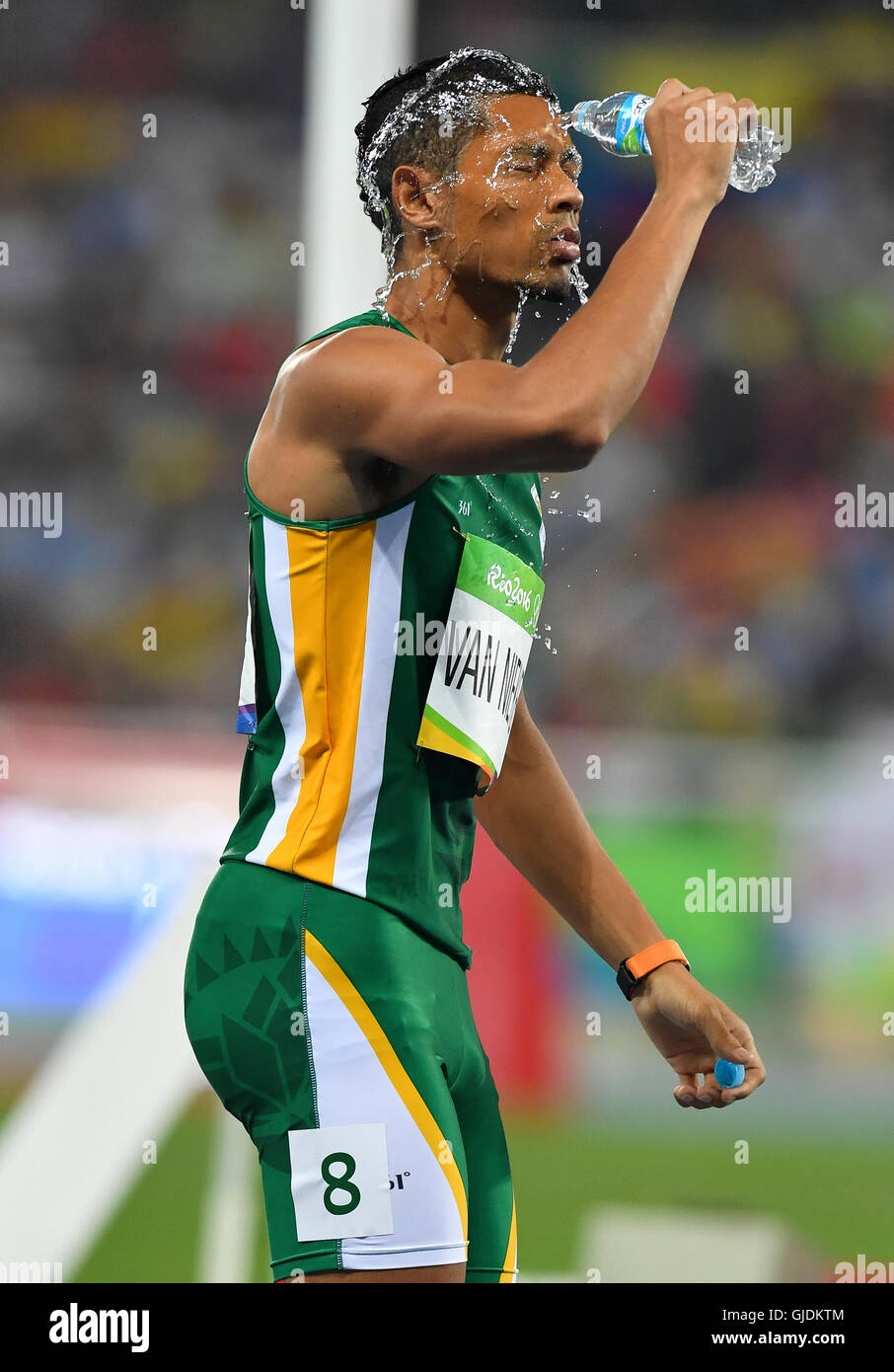 RIO DE JANEIRO, Brasile - 14 agosto: Wayde van Niekerk del Sud Africa dowses il suo volto con acqua prima di iniziare la mens 400m Finale che nel corso della sessione serale il giorno 9 atletica del 2016 Olimpiadi di Rio allo Stadio Olimpico il 14 agosto 2016 a Rio de Janeiro in Brasile. (Foto di Roger Sedres/Gallo immagini) Foto Stock