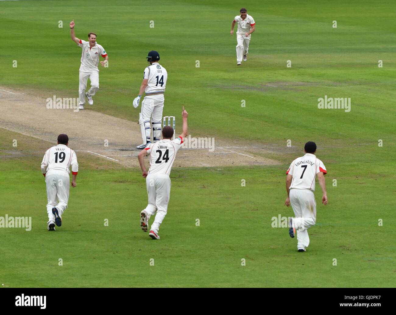 County Cricket Lancashire v Yorkshire Manchester Regno Unito 15 agosto 2016 Kyle Jarvis (Lancashire) celebra il paletto di Alex fecce, ma l'arbitro dà non fuori il giorno 3come risposta dello Yorkshire di Lancashire il primo inning totale di 494 a Emirates Old Trafford. Credito: Giovanni friggitrice/Alamy Live News Foto Stock