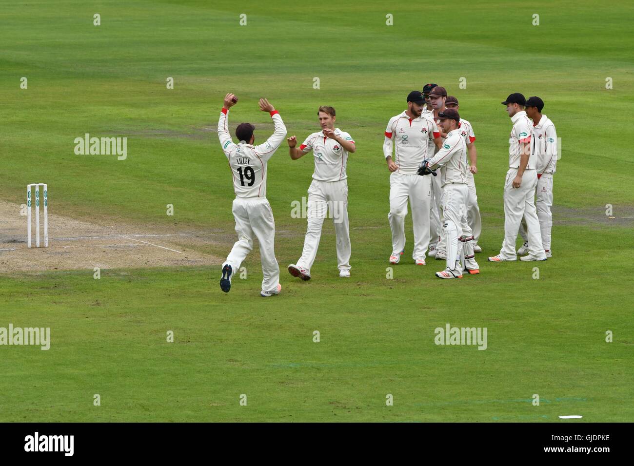 County Cricket Lancashire v Yorkshire Manchester Regno Unito 15 agosto 2016 Kyle Jarvis (Lancashire) riceve complimenti per ottenere il paletto di Alex fecce, che ha totalizzato 85 il giorno 3come risposta dello Yorkshire di Lancashire il primo inning totale di 494 a Emirates Old Trafford. Credito: Giovanni friggitrice/Alamy Live News Foto Stock
