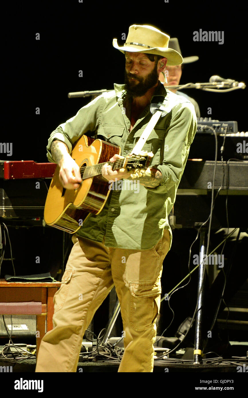 MIAMI BEACH, FL - 13 agosto: Ray Lamontagne esegue con My Morning Jacket al Fillmore il 13 agosto 2016 a Miami Beach, in Florida. Credito: mpi04/MediaPunch Foto Stock