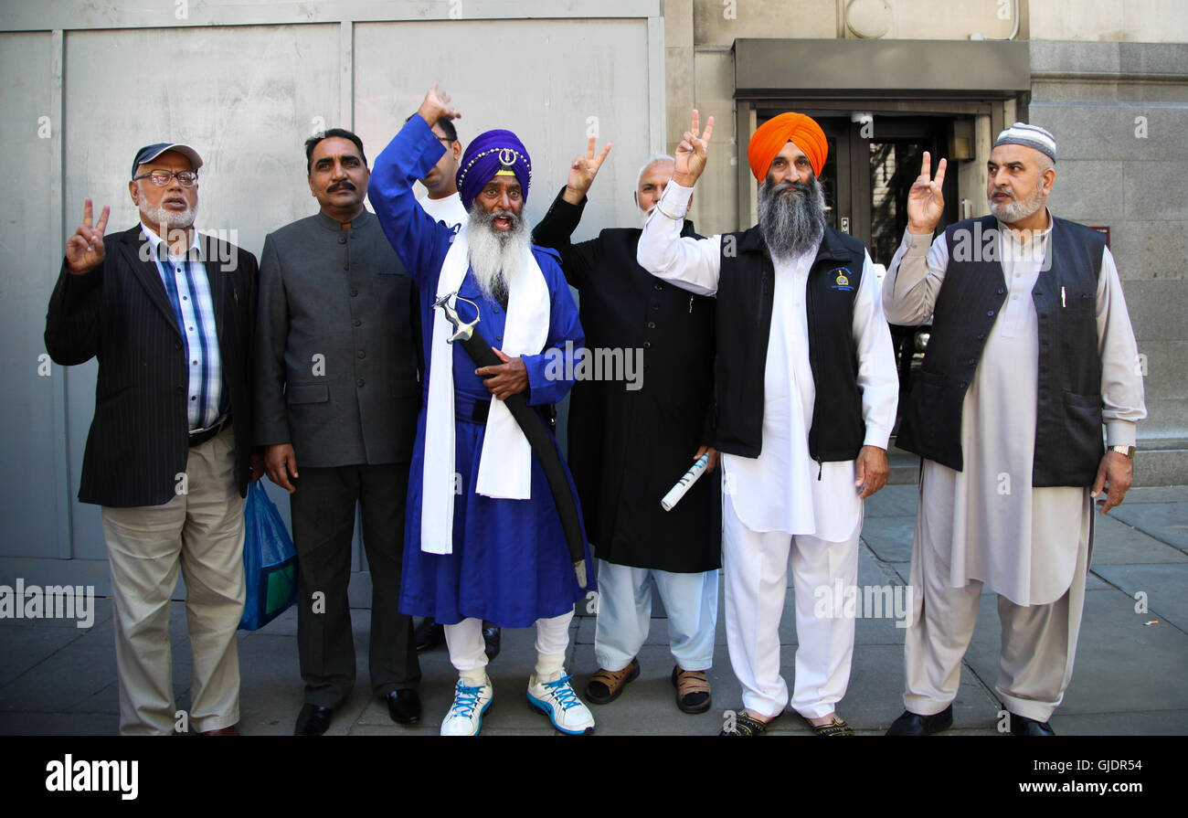 Alta Commissione Indiana, Londra, Regno Unito. Il 15 agosto, 2016. Sulla Indian Independence Day centinaia di Kashmiris proteste al di fuori di Alta Commissione Indiana a Londra la dimostrazione contro il terrorismo di stato dall esercito indiano e il genocidio. Credito: Dinendra Haria/Alamy Live News Foto Stock