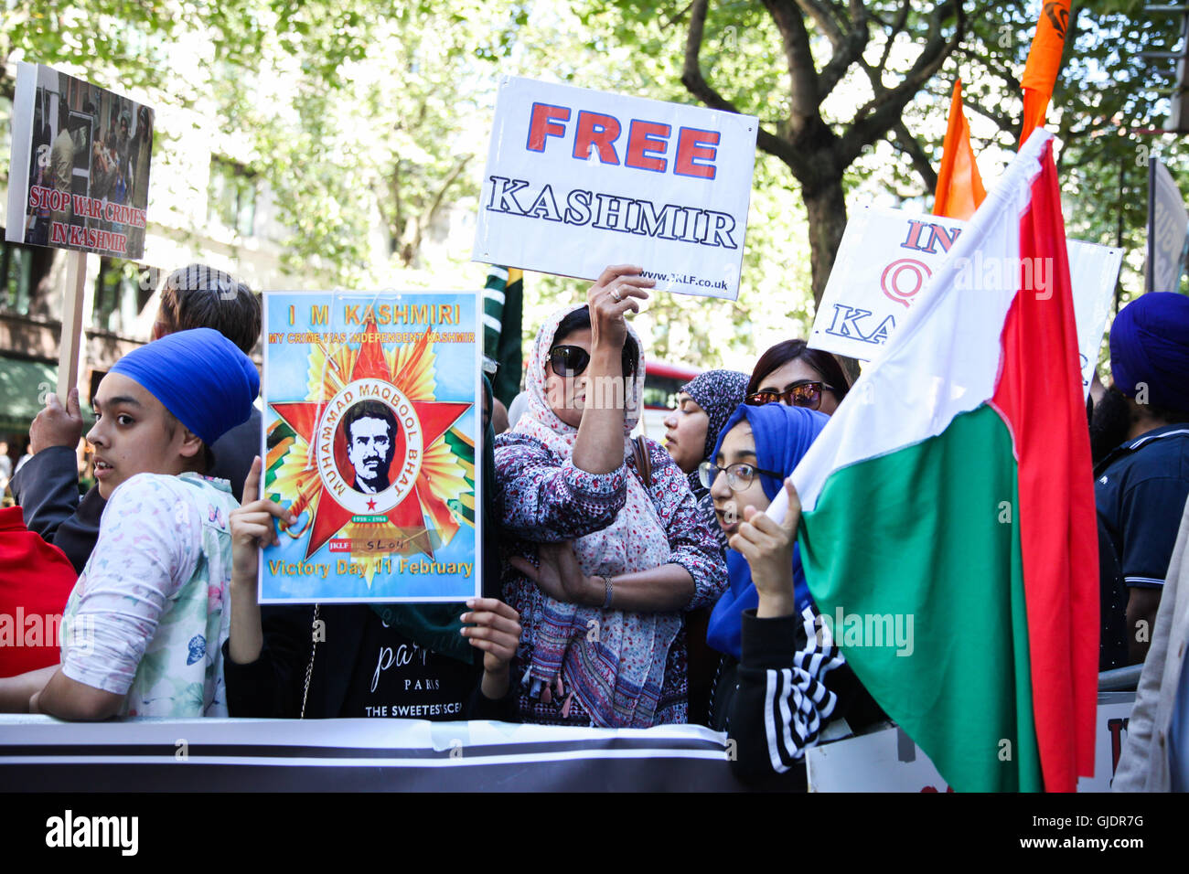 Alta Commissione Indiana, Londra, Regno Unito. Il 15 agosto, 2016. Sulla Indian Independence Day centinaia di Kashmiris proteste al di fuori di Alta Commissione Indiana a Londra la dimostrazione contro il terrorismo di stato dall esercito indiano e il genocidio. Credito: Dinendra Haria/Alamy Live News Foto Stock