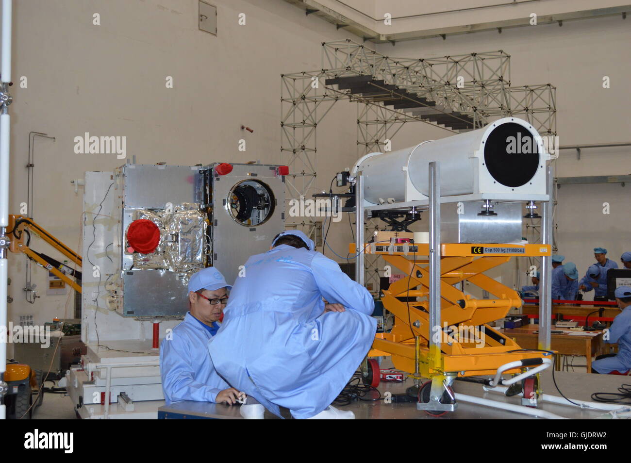 Jiuquan, Cina. 15 Agosto, 2016. File foto prese sulla luglio 21, 2016 Mostra personale tecnico effettuare una prestazione ottica test sperimentale per quantum satellite per comunicazione a Jiuquan Satellite Launch Center di Jiuquan, a nord-ovest della Cina di Provincia di Gansu. Il primo al mondo quantum satellite di comunicazione, che la Cina si sta preparando a lanciare, è stato dato il soprannome di "icius,' dopo un quinto secolo A.C. Lo scienziato cinese, l'Accademia cinese delle scienze (CA) ha annunciato lunedì. t Foto Stock