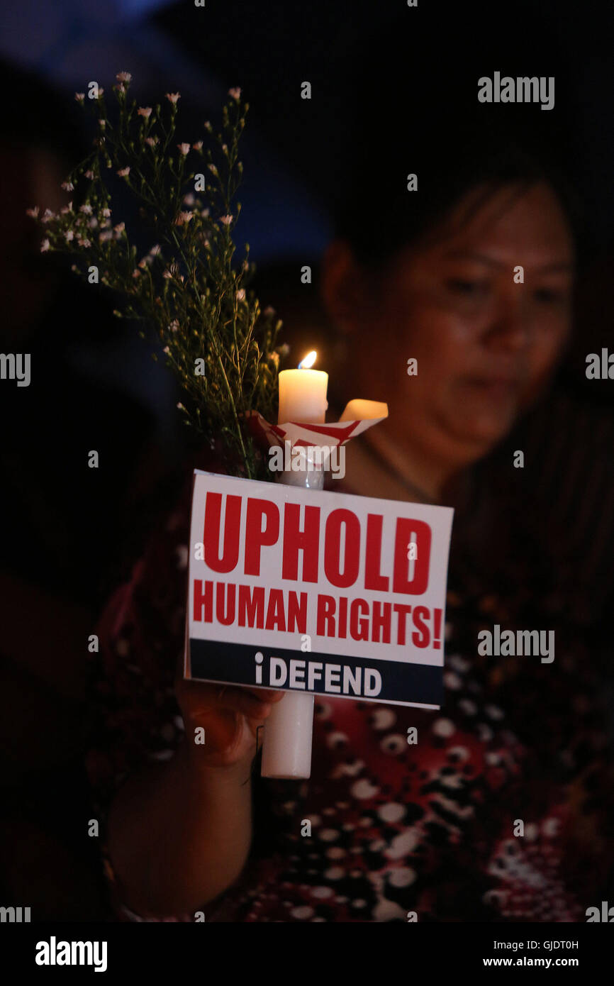 Quezon City, Filippine. Il 15 agosto, 2016. Un attivista detiene una candela per denunciare le uccisioni extra-giudiziarie contro le presunte sospetti coinvolti in droghe illegali durante una manifestazione di protesta nella città di Quezon, Filippine, 15 agosto 2016. La criminalità filippino volume è sceso dal 9,8 per cento anno su anno nel mese di luglio, un mese dopo il Presidente Rodrigo Duterte ufficio assunto, come il più recente numero del farmaco sospetti che sono stati uccisi hit 592, un alto funzionario governativo detta domenica. Credito: Rouelle Umali/Xinhua/Alamy Live News Foto Stock