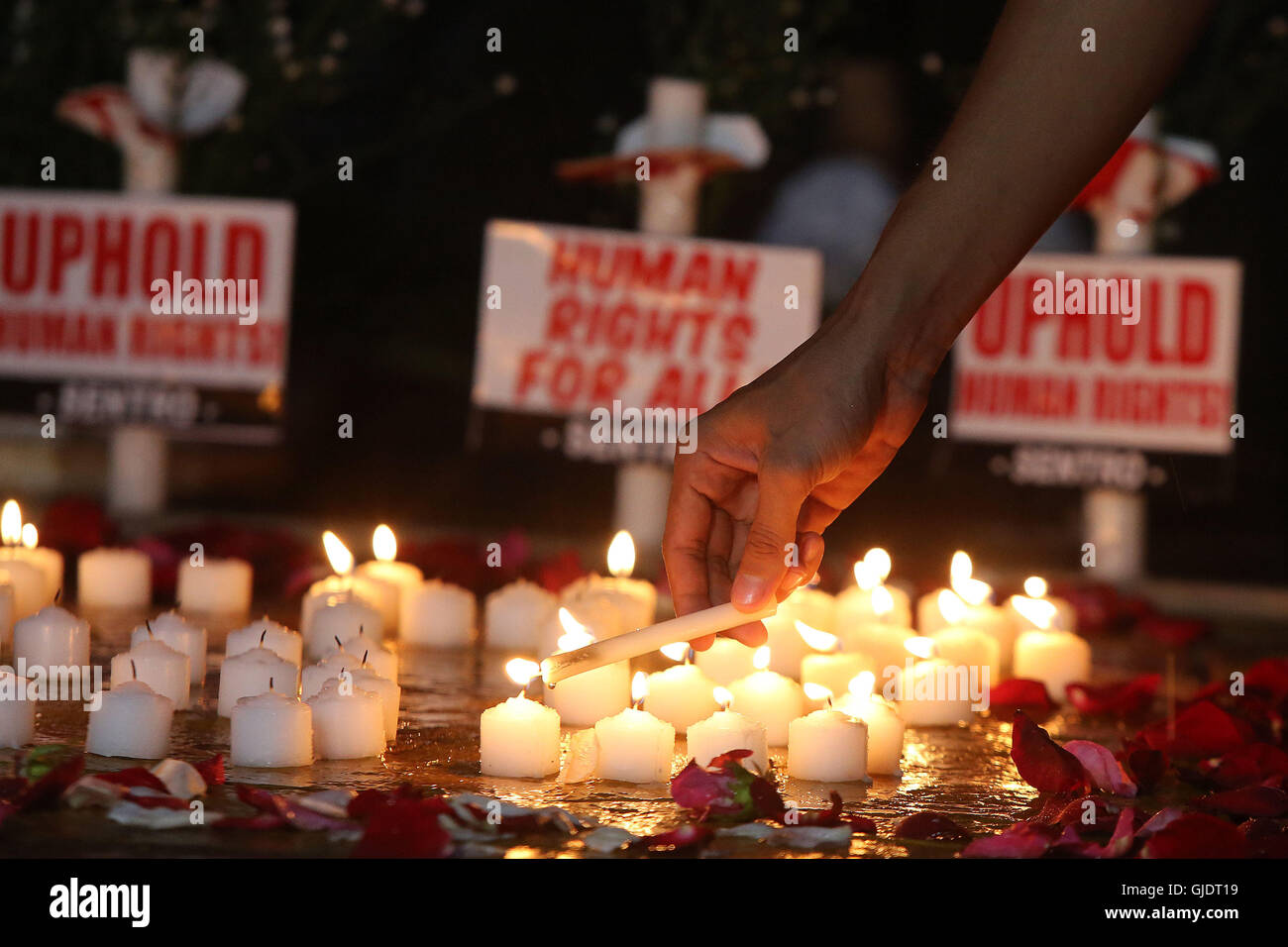 Quezon City, Filippine. Il 15 agosto, 2016. Un attivista candele luci di denunciare le uccisioni extra-giudiziarie contro le presunte sospetti coinvolti in droghe illegali durante una manifestazione di protesta nella città di Quezon, Filippine, 15 agosto 2016. La criminalità filippino volume è sceso dal 9,8 per cento anno su anno nel mese di luglio, un mese dopo il Presidente Rodrigo Duterte ufficio assunto, come il più recente numero del farmaco sospetti che sono stati uccisi hit 592, un alto funzionario governativo detta domenica. Credito: Rouelle Umali/Xinhua/Alamy Live News Foto Stock