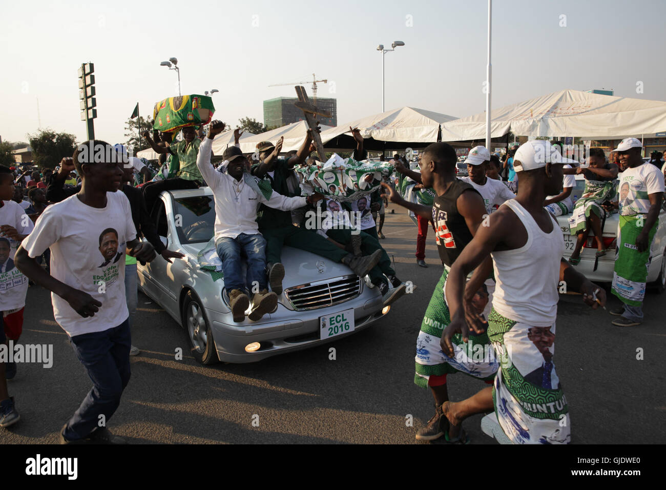 Lusaka nello Zambia. Il 15 agosto, 2016. I sostenitori dello Zambia con la sua sentenza Fronte patriottico (PF) partito celebrare la vittoria di Edgar Lungu a Lusaka, capitale dello Zambia, 15 agosto 2016. Lo Zambia è il Presidente uscente Edgar Lungu ha vinto la rielezione, risultati finali rilasciato dal paese del corpo elettorale il lunedì ha dimostrato. Credito: Peng Lijun/Xinhua/Alamy Live News Foto Stock