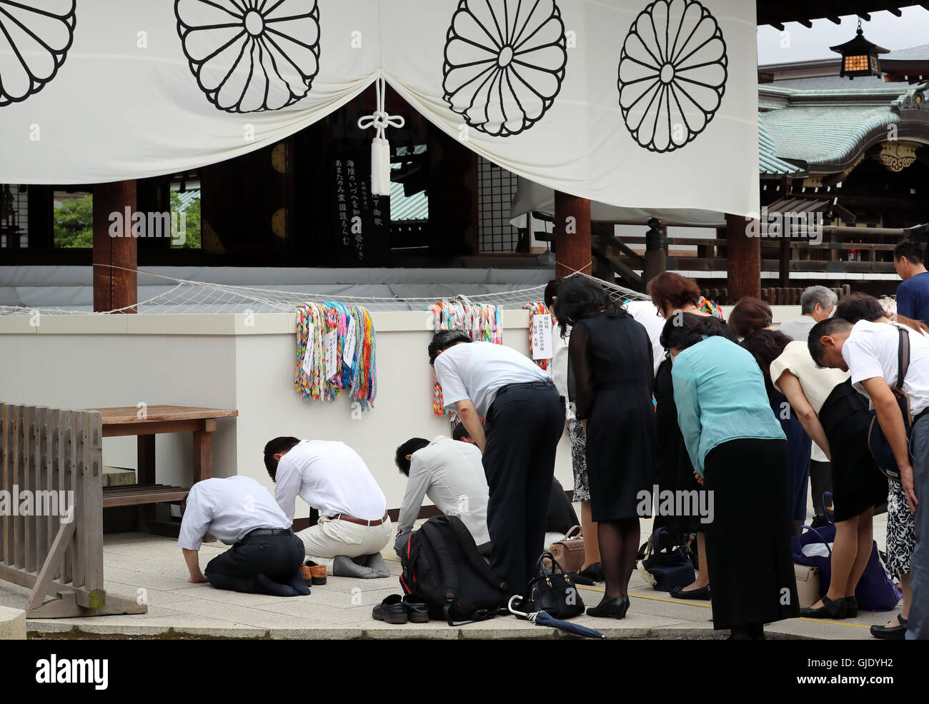 Tokyo, Giappone. Il 15 agosto, 2016. Le persone si inginocchiano e bow le loro teste per onorare i morti sulla 71st anniversario del Giappone della rinuncia della II Guerra Mondiale, al controverso Santuario Yasukuni a Tokyo lunedì, 15 agosto 2016. © Yoshio Tsunoda/AFLO/Alamy Live News Foto Stock