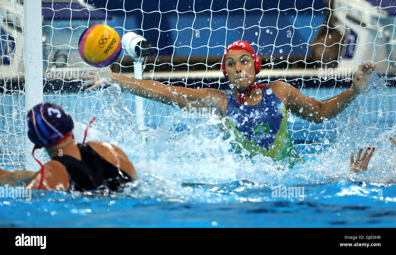 Rio De Janeiro, RJ, Brasile. Il 15 agosto, 2016. Gli Stati Uniti le donne dell'acqua del polo team fissata una semifinale attraccare con un 13-3 vittoria sul Brasile lunedì pomeriggio al Olympic Aquatics Stadium.qui negli Stati Uniti che Melissa Seidemann eiettato un colpo passato Brasile del goalie Tess Oliveira. ] 2016 Giochi Olimpici Estivi - Brazil.brian.peterson@startribune.com.Rio Rio de Janeiro, Brasile - 08/15/2016. Credito: Brian Peterson/Star Tribune/ZUMA filo/Alamy Live News Foto Stock