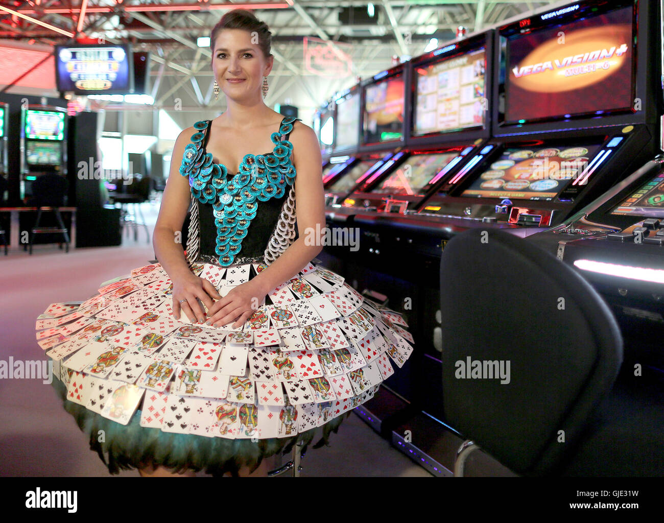 Dortmund, Germania. 16 Ago, 2016. Un dipendente che indossa un abito con chip e carte da gioco al Spielbank casinò Hohensyburg a Dortmund, Germania, il 16 agosto 2016. La Westdeutsche Spielbanken (Westspiel) casinò in Renania settentrionale-Vestfalia e Brema stanno lanciando una campagna promozionale con più giochi e più grandi jackpots. Foto: OLIVER BERG/DPA/Alamy Live News Foto Stock