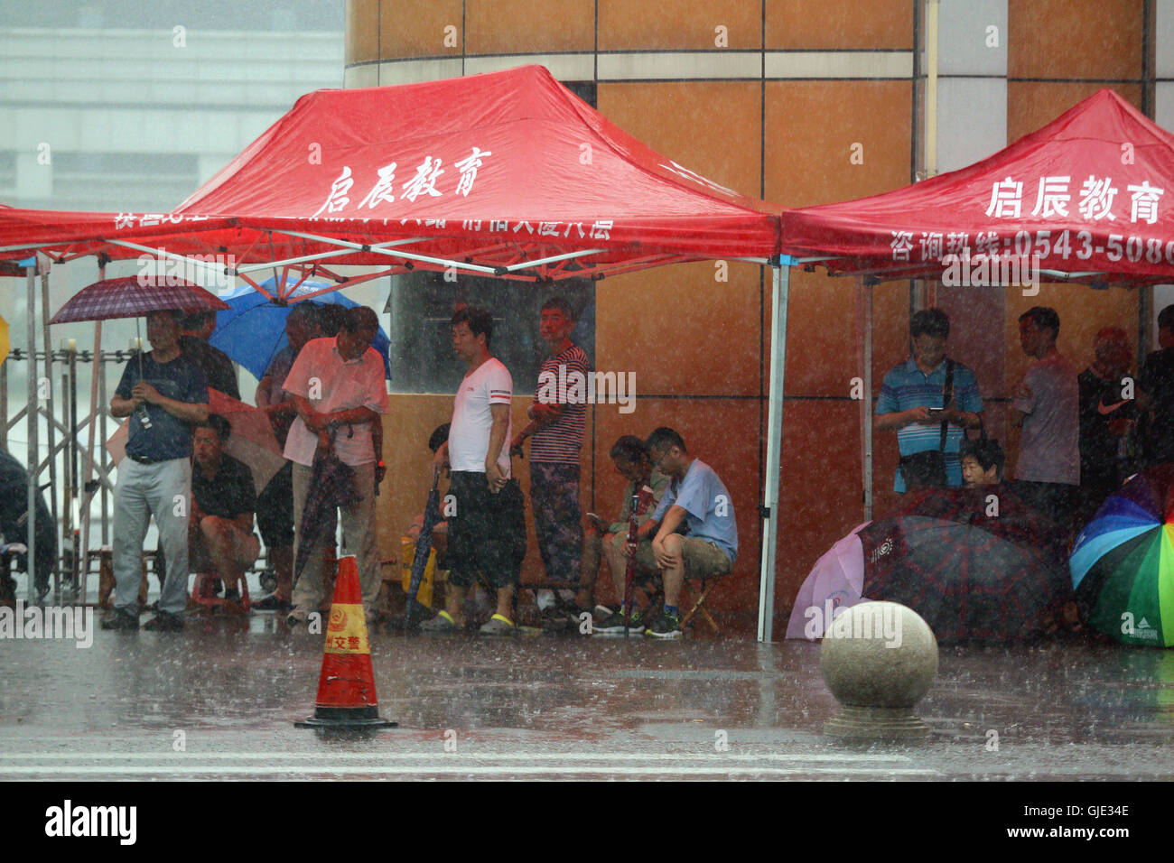 Binzhou, Binzhou, Cina. 16 Ago, 2016. Binzhou, Cina - 14 agosto 2016: (solo uso editoriale. Cina OUT) Molti genitori degli studenti in attesa in una coda per i loro bambini¡Â¯ Registrazione iscrizione in un ben noto scuola. Eâ¡Â¯s introdotto che la scuola è famoso e molto popolare nella città Binzhou, Oriente Cina¡Â¯s Provincia di Shandong. La scuola rilascia contingente di solo 130 studenti ogni giorno, che produce anche alcuni genitori arriva la scuola un giorno prima e di rimanere tutta la notte al di fuori della scuola al fine di garantire che i loro figli possono accedere alla scuola senza intoppi. (Credito Immagine: © SIPA Asia via ZUMA Wir Foto Stock