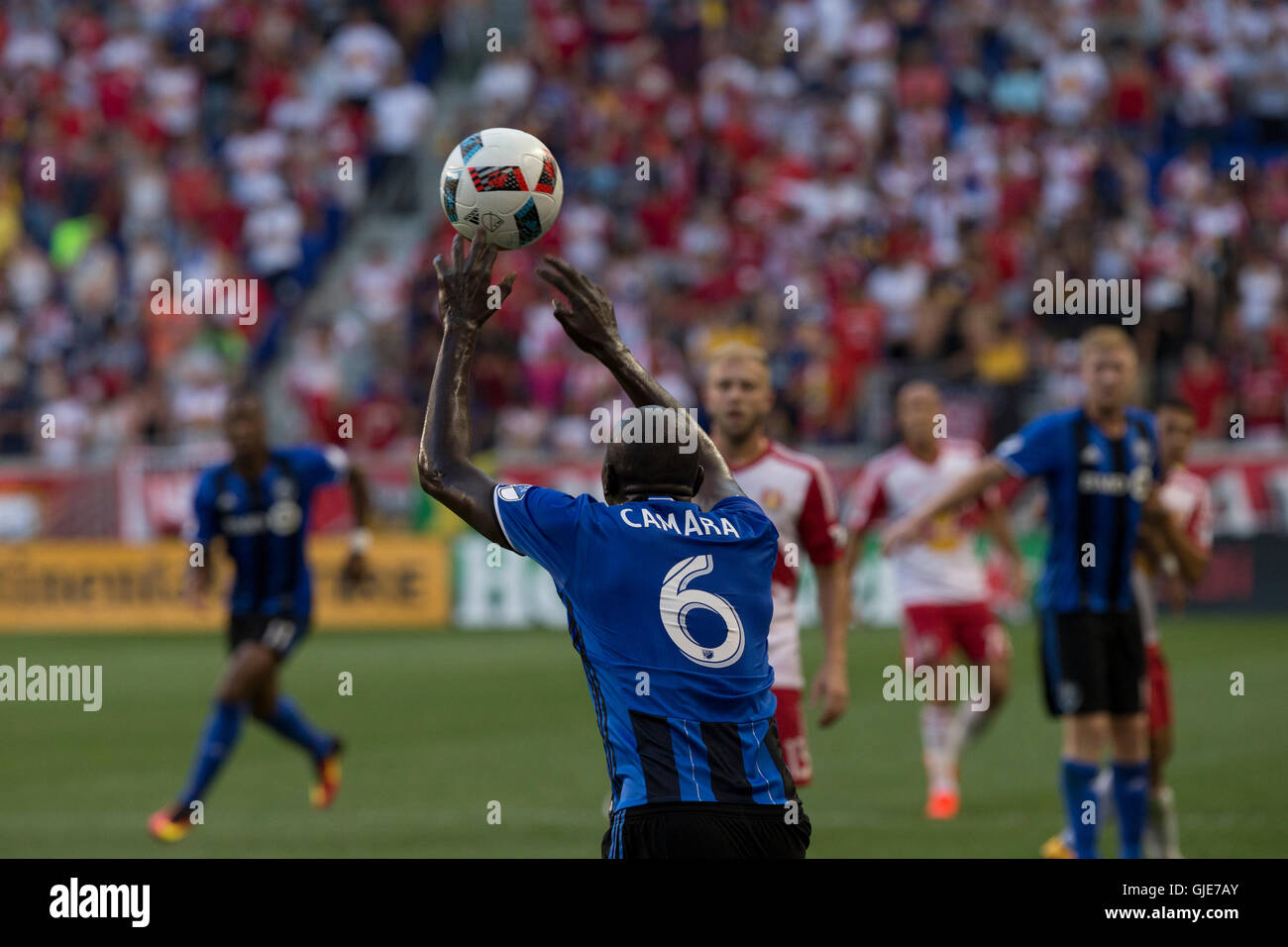 Harrison, Stati Uniti. 13 Ago, 2016. Hassoun Camara (6) di impatto di Montreal through palla durante il gioco MLS tra New York Red Bulls & Impatto di Montreal NYRB ha vinto 3 - 1 © Lev Radin/Pacific Press/Alamy Live News Foto Stock