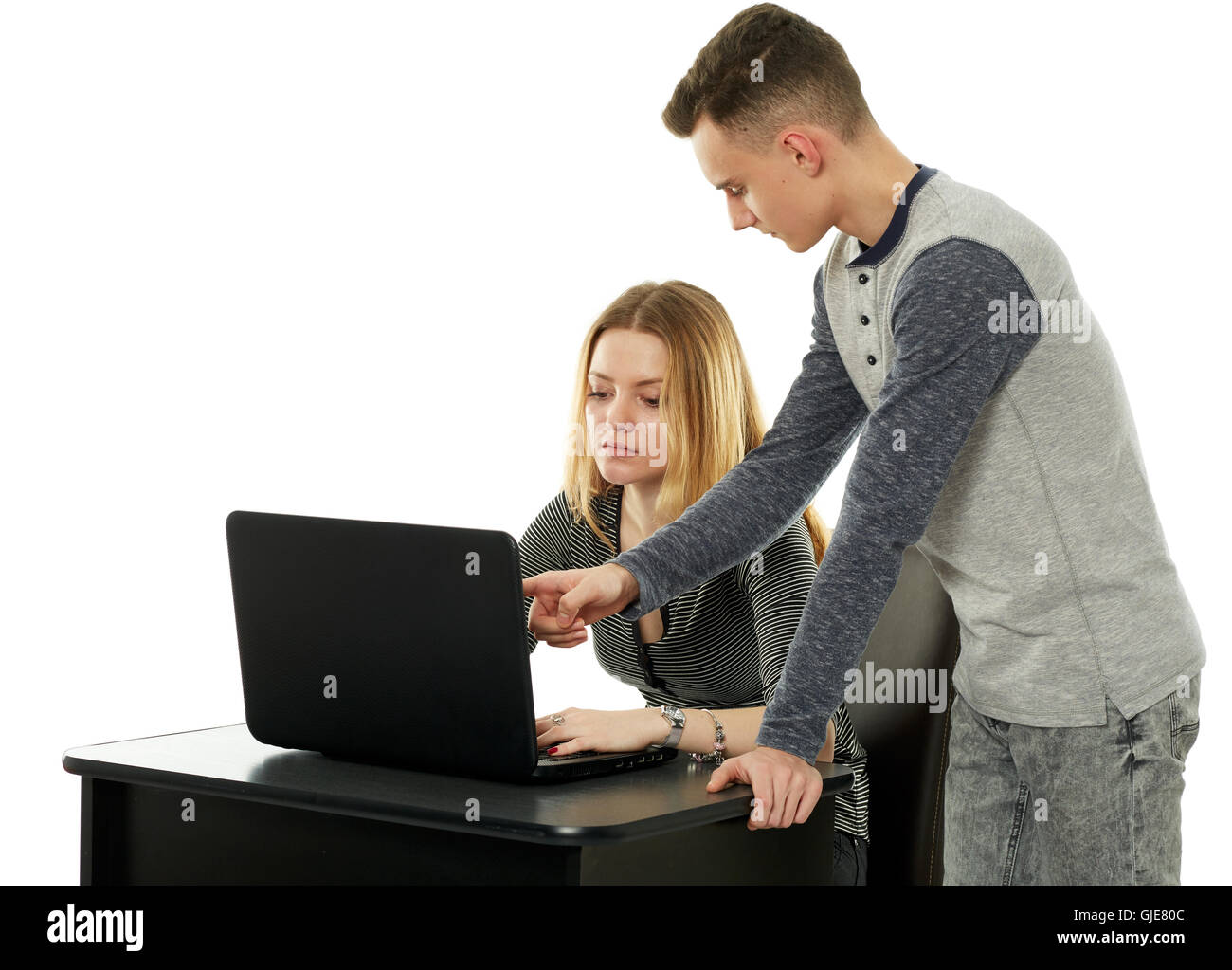 Due adolescenti compagni di classe che lavorano insieme, il ragazzo sta aiutando la ragazza con i compiti Foto Stock