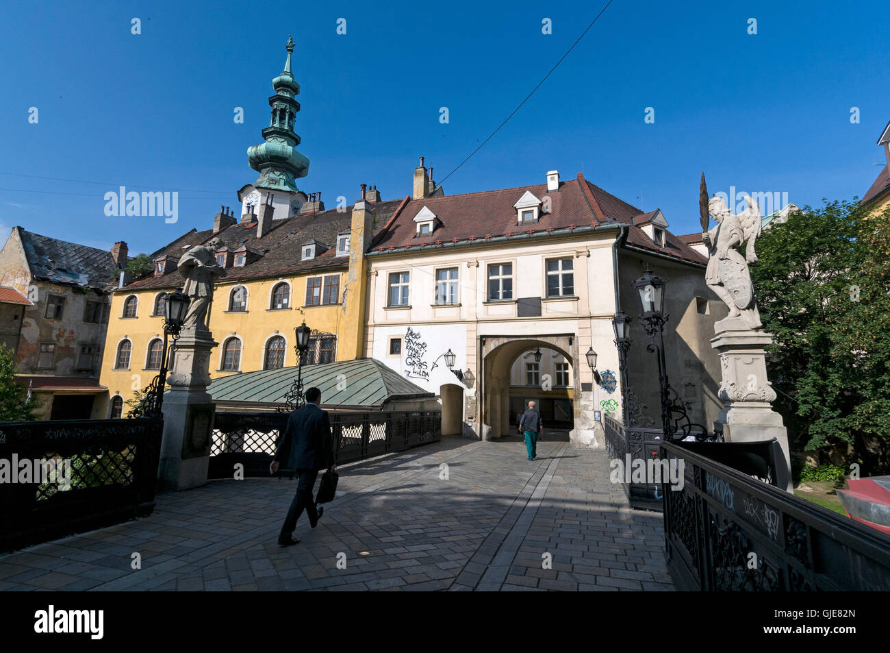 Michalska ulica, )Michalska Street) e la torre di San Michele's Gate, Bratislava città vecchia, Bratislava, Slovacchia Foto Stock