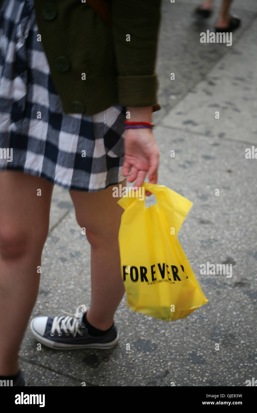 Ragazza con sacchetti di plastica dai negozi a Manhattan 2008 Foto Stock