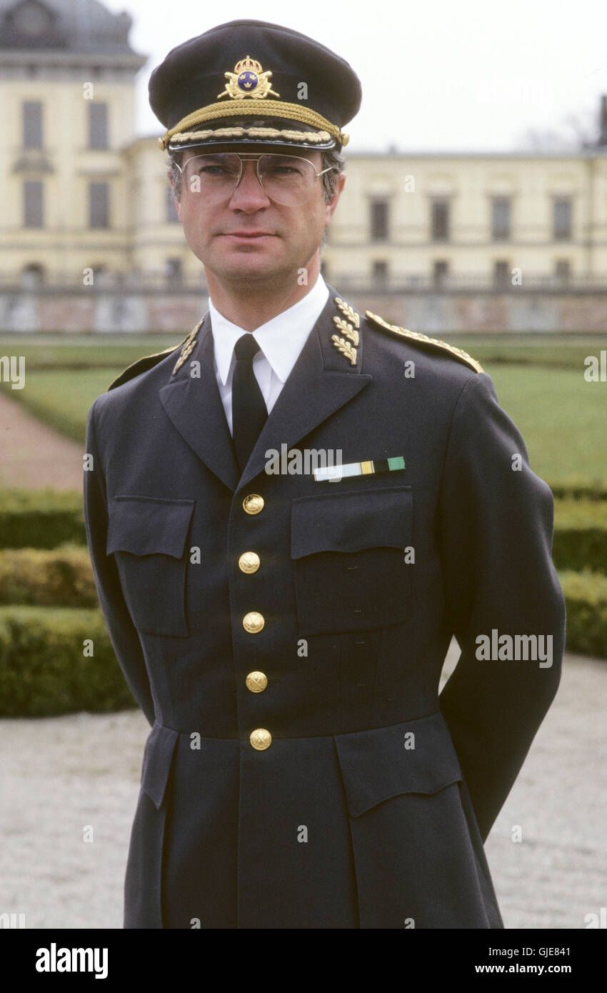 Re Carl XVI Gustaf in generale uniforme Foto Stock