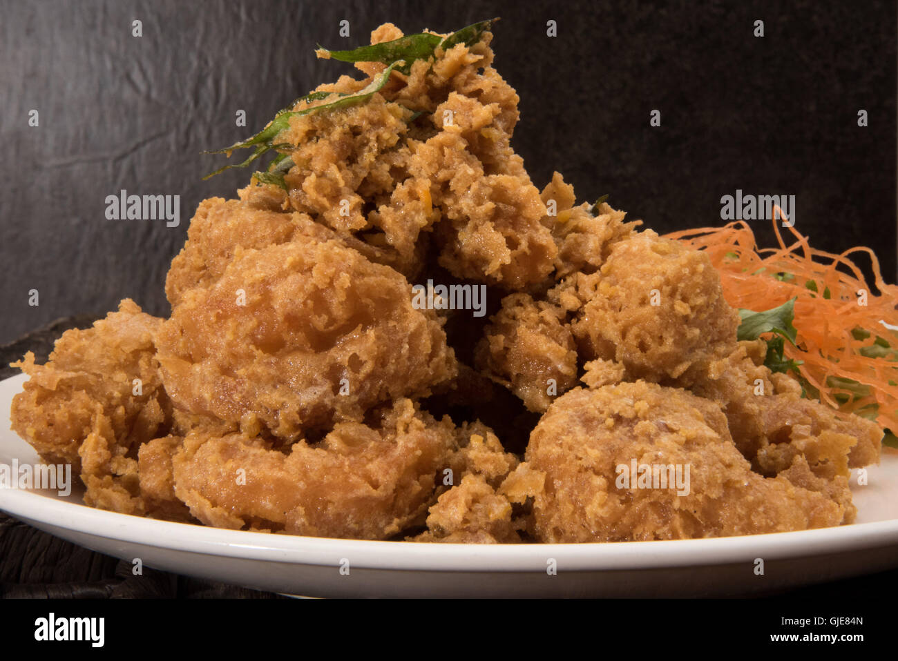 Deep i gamberi fritti in pastella croccante e il filo interdentale di uovo Foto Stock