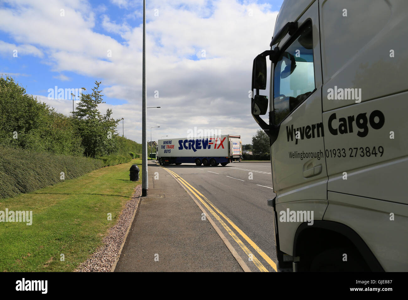 Un autocarro screwfix gira fuori sulla strada che da un magazzino nel Regno Unito Foto Stock